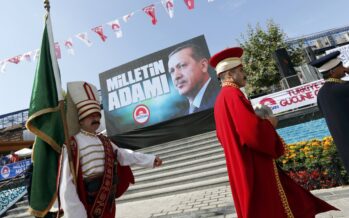 Erdogan festeggia il trionfo così la Turchia islamica ha sconfitto laici e curdi Affluenza record e scontri