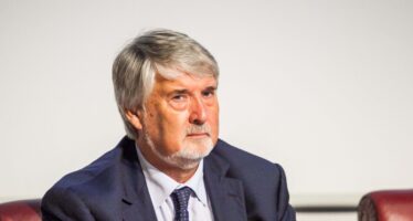 Giuliano Poletti: “Reddito minimo di 320 euro al mese per un milione di poveri con minori”