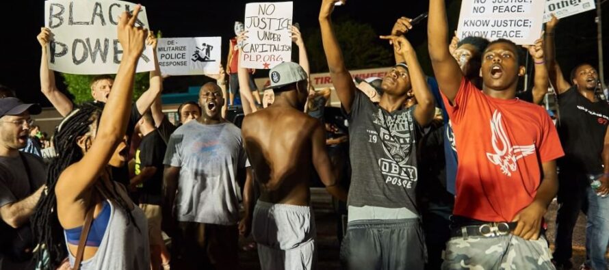 Ferguson, un anno dopo cortei blindati e proteste