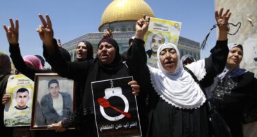 Israele alimenterà con la forza i pale­sti­nesi in sciopero della fame