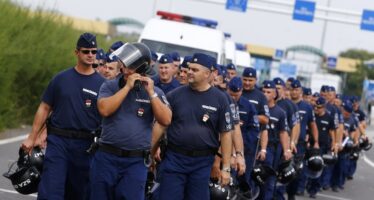 Ungheria, manganelli e lacrimogeni contro i migranti. L’Ue: inaccettabile