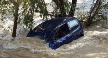 Diluvio in Costa Azzurra terrore e 17 morti polemiche sull’allarme “Nessuno ci ha avvisati”