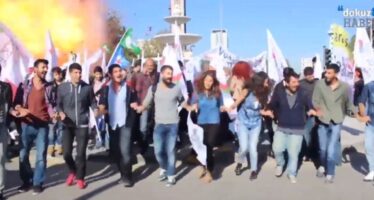 Kamikaze ad Ankara 95 pacifisti uccisi i corpi coperti con le bandiere curde