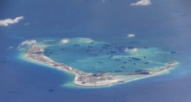 Nave militare tra le isole contese la sfida dell’America alla Cina