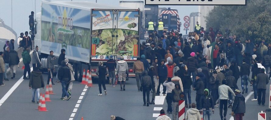 Calais. Ruspe e lacrimogeni la resistenza della Giungla