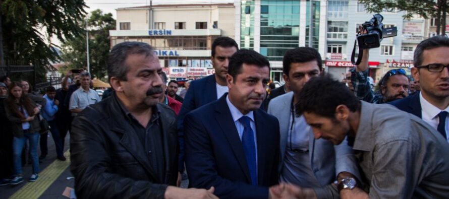 La rabbia infiamma le strade di Diyarbakir “Ma resistiamo in Parlamento”