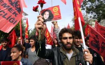La Turchia in piazza contro Erdogan Il governo accusa l’Is e bombarda i curdi