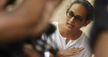 La sfida di Arundhati Roy “Basta violenza e intolleranza questa non è la mia India ”