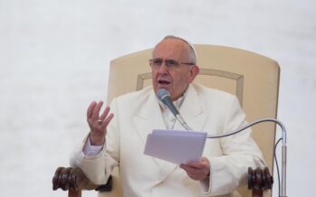 La scomunica del papa contro guerra e trafficanti d’armi