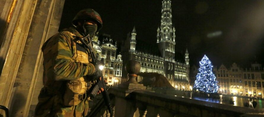 Stato d’assedio a Bruxelles blitz in centro e a Molenbeek “Arrestati 16 sospetti jihadisti Salah di nuovo in fuga”