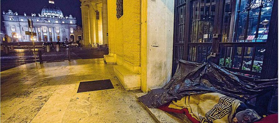 Stracci e cartoni a San Pietro Le notti dei disperati di Roma
