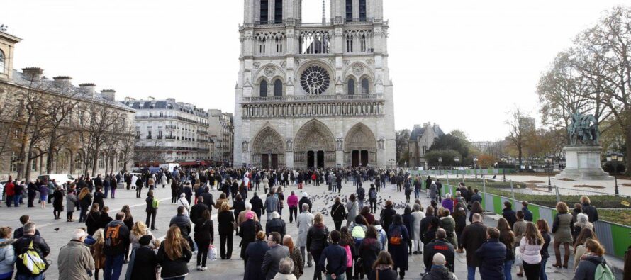 Parigi. Poliziotto aggredito a Notre Dame, ferito l’aggressore jihadista