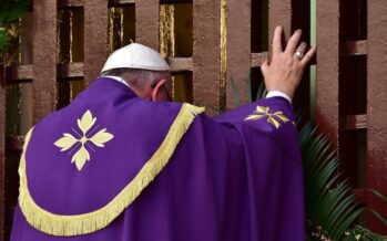 Il Papa apre la Porta Santa a Bangui “Deponete le armi, vinca l’amore”