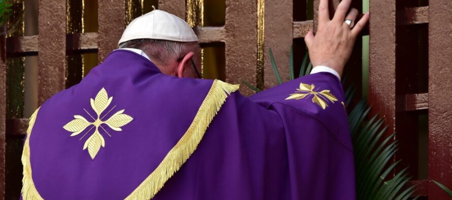 Il Papa apre la Porta Santa a Bangui “Deponete le armi, vinca l’amore”