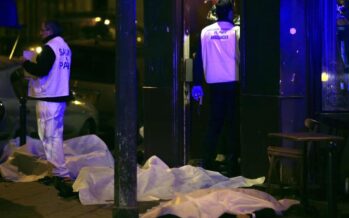 Parigi sotto attacco: 120 morti. Isis rivendica: ‘E’ 11 settembre della Francia’