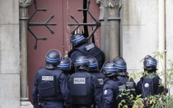 Blitz in Francia e in Belgio caccia agli stragisti in fuga Valls: “Possono colpire usando armi chimiche”