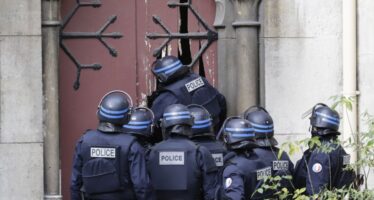 Blitz in Francia e in Belgio caccia agli stragisti in fuga Valls: “Possono colpire usando armi chimiche”