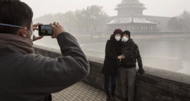 “Chiudetevi in casa” lo smog da record ingoia le città cinesi