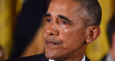 Armi, le lacrime di Obama. “Fermerò le stragi d’America”