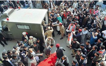 Massacro all’università in Pakistan Raffiche dei talebani su prof e studenti