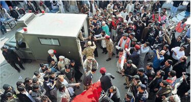 Massacro all’università in Pakistan Raffiche dei talebani su prof e studenti