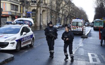 Parigi, ucciso attentatore nel giorno dell’anniversario di Charlie Hebdo
