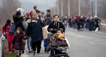 Atene lasciata sola, profughi in fuga