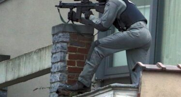 Battaglia a Bruxelles a colpi di kalashnikov ucciso un jihadista