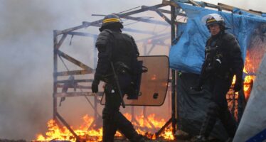 Calais: l’evacuazione continua