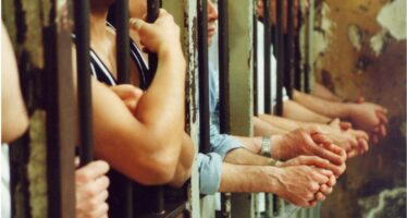 Il governo va avanti da solo sulla riforma carceraria, Orlando scrive al Parlamento