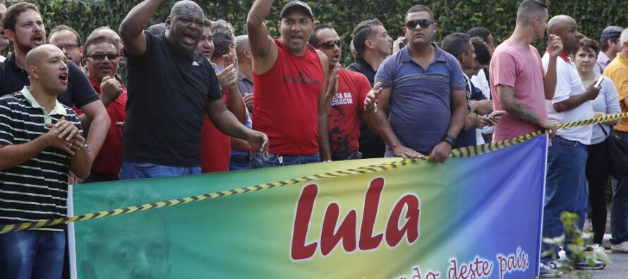 “Contro il mio governo è in atto un golpe vogliono che mi dimetta ma io difenderò Lula”