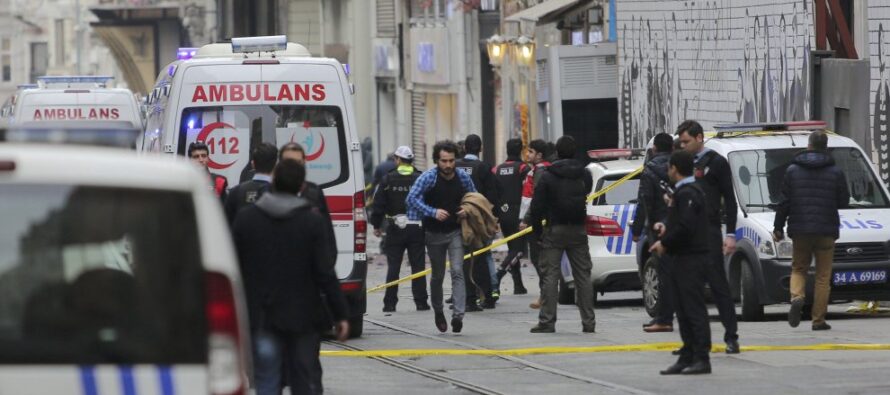 Kamikaze a Istanbul nella via dello shopping Cinque vittime. “È l’Is”