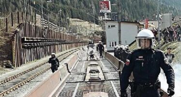 Battaglia sul confine: centri sociali italiani contro la polizia austriaca