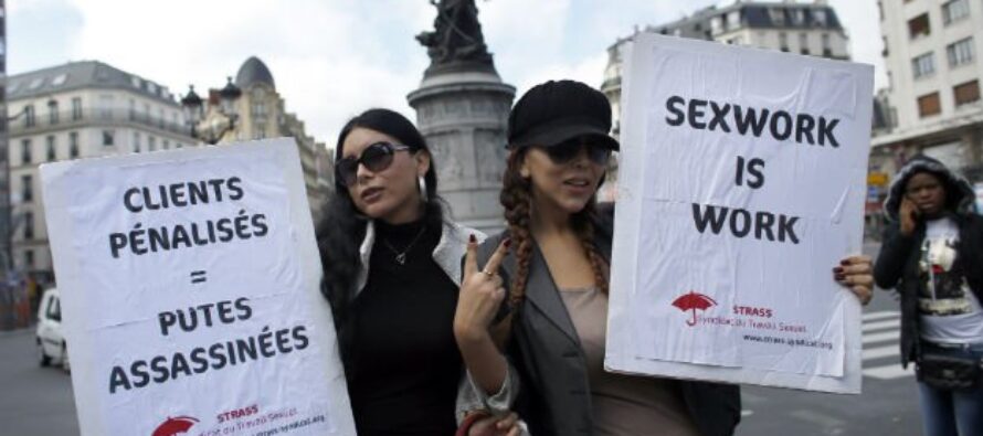 Prostituzione: la Francia punisce i clienti