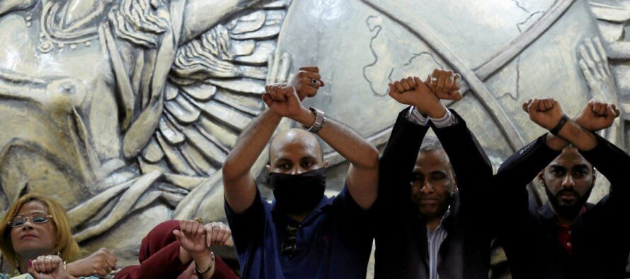 Al-Sisi schiaffeggia la stampa: arrestato il presidente del sindacato
