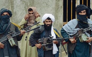 Kabul, attentato «alla talebana» contro i barbuti: 25 i morti