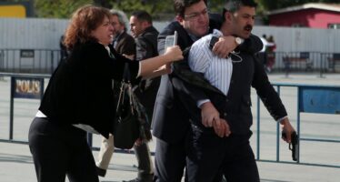 Spari, poi la condanna attacco al giornalista che ha sfidato Erdogan
