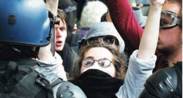 Marc Lazar: “Crisi sociale, violenze e giovani radicalizzati nella Francia divisa si rischia la rivolta armata”
