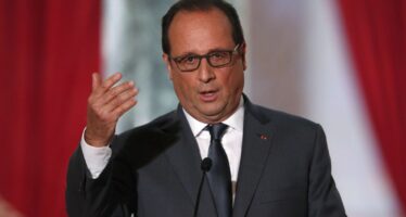 Hollande guarda passare i treni (fermi)