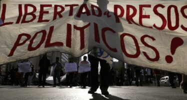 Messico, la polizia spara ai maestri, dieci morti