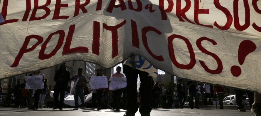 Messico, la polizia spara ai maestri, dieci morti