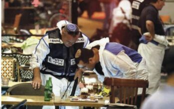 Commando nel cuore di Tel Aviv tre morti nel centro commerciale