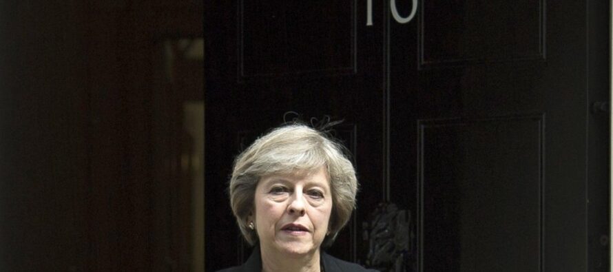 La premier Theresa May si arrende. I Tories allo sbando