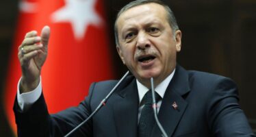 Erdogan contro tutti: «State con i golpisti»