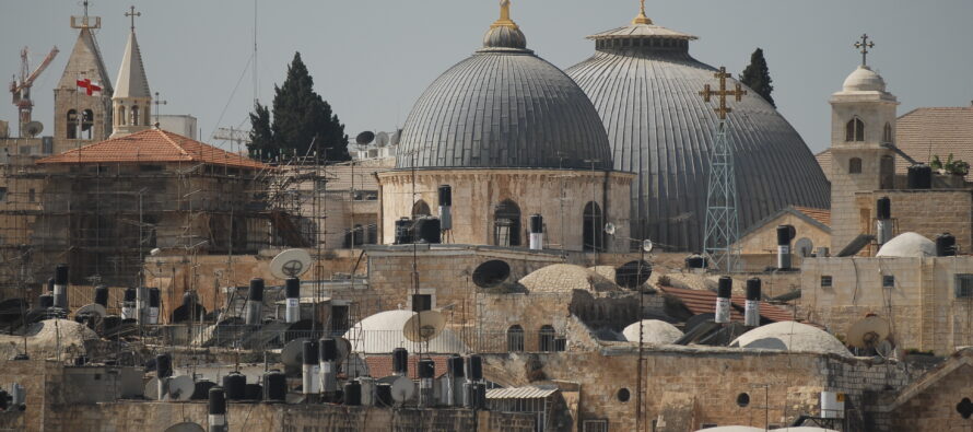 Ritorna il terrore a Gerusalemme Lupo solitario spara sulla folla: 2 morti