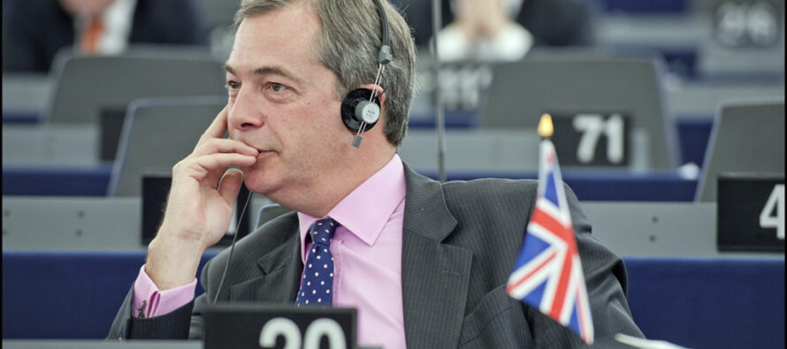 Grillo lascia Farage per i liberali La scelta in Europa divide il M5S
