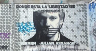Stati uniti. Assange incriminato con 17 capi d’accusa, rischia 170 anni di carcere