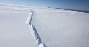 Climate change. Il polo sud si crepa in un iceberg gigante