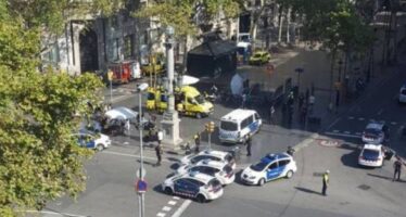 Ricostruita la dinamica dell’attentato di Barcellona. Caccia al terrorista fuggito