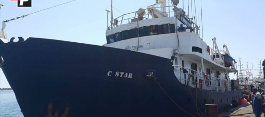 La C-Star della destra anti-migranti respinta dai pescatori tunisini
